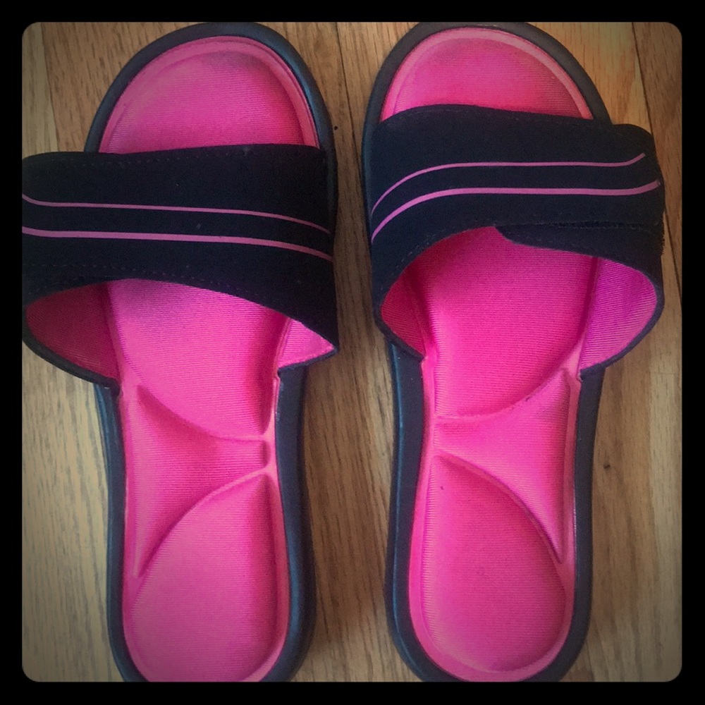 Cusion velcrow slip on sandal size 5/6